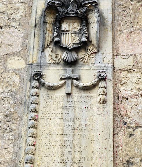 Inscripción por 'los caídos por Dios y por España', en la iglesia de San Miguel, en la capital. 