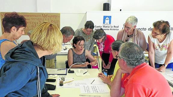 Alumnos del cuarto taller de Caligrafía Medieval que completaron ayer su formación. 