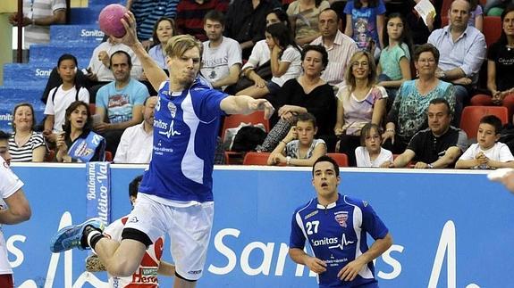 Filip Källman se dispone a lanzar durante un partido contra a Nava 