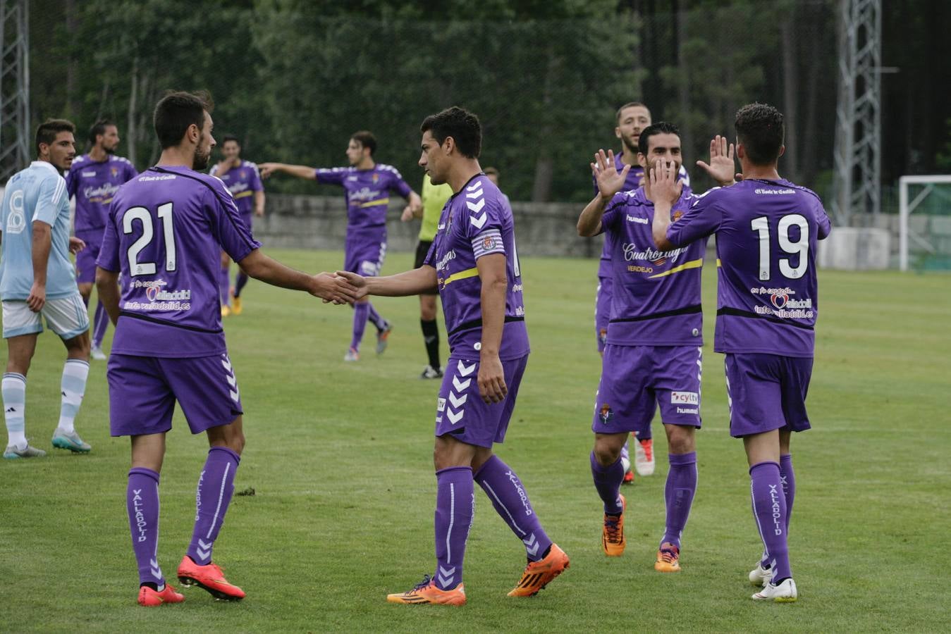 Los blanquivioletas celebran uno de los tres goles al Celta B.