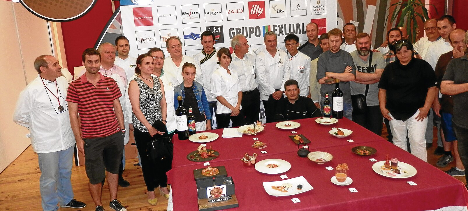 Cocineros participantes, junto a los miembros del jurado, acompañados por el alcalde de Herrera, tras el concurso.