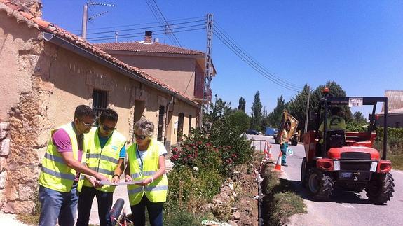Paloma Maroto, concejala de Medio Ambiente, supervisa la obras con dos operarios.