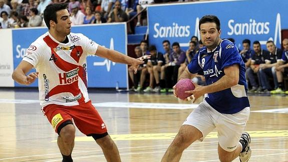 Alfonso de la Rubia se dispone a lanzar ante la mirada de Nico López 