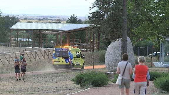 La ambulancia del servicio de emergencias 112 abandona el lugar.