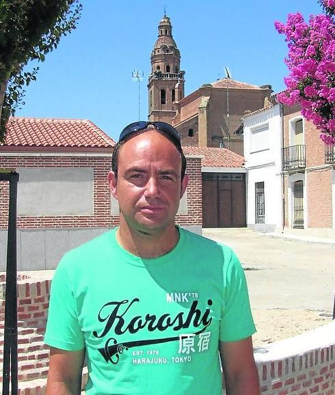 José María Coria con la iglesia de Palaciosrubios de fondo