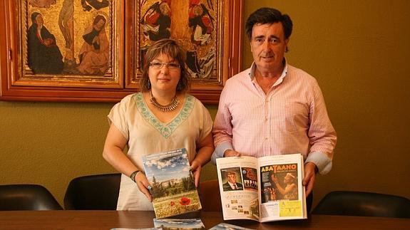 El alcalde, Jesús García, y la concejala de Cultura, Sonia Martín, presentan la revista. 