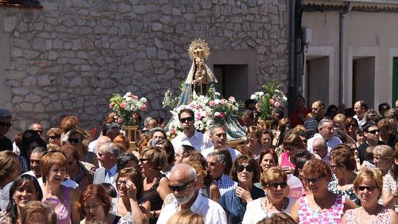 Procesión con la imagen de la patrona en las fiestas del año pasado. Mónica Rico