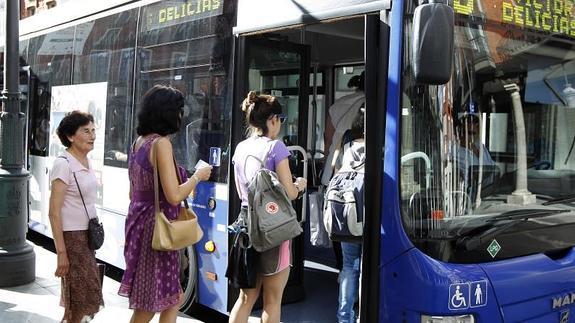 Usuarios suben a un autobús de Auvasa. 