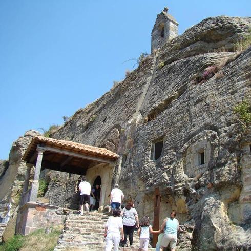 Turistas suben a la ermita rupestre de Olleros de Pisuerga.