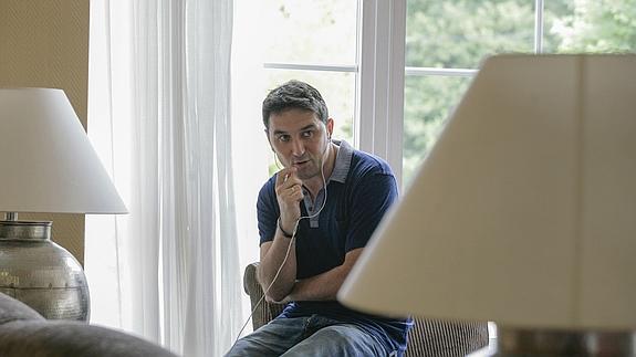 Braulio Vázquez, al teléfono en el vestíbulo del balneario de Mondariz.