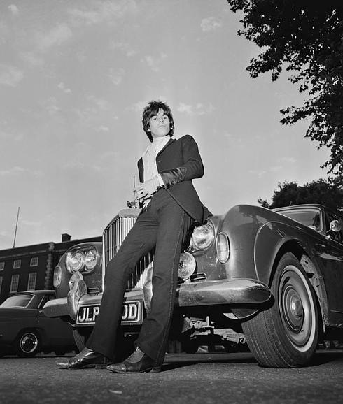 Keith Richards, junto a su famoso Bentley.