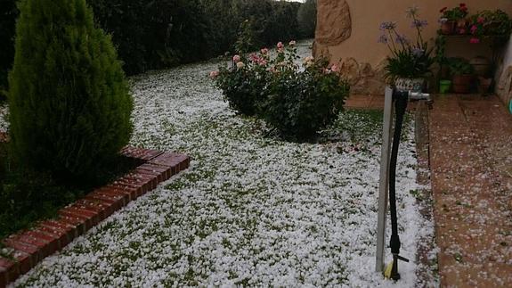 Una fuerte granizada sorprende a los vecinos de Las Berlanas, en Ávila