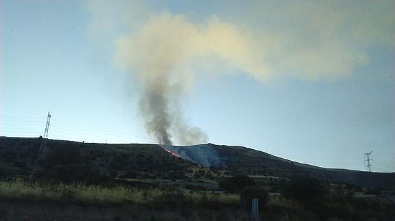Columna de humo que se divisaba desde la autopista.