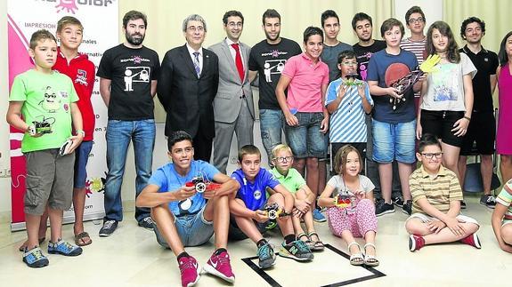 Los participantes en el quinto campamento de verano de robótica e inglés posan para la fotografía.