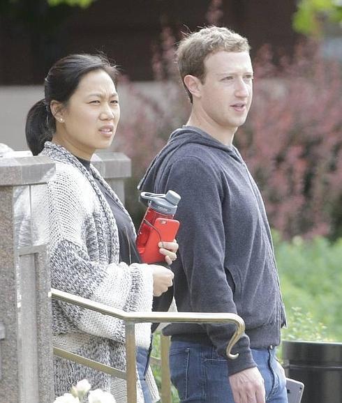 El presidente de Facebook, Mark Zuckerberg  y su mujer Priscilla Chan