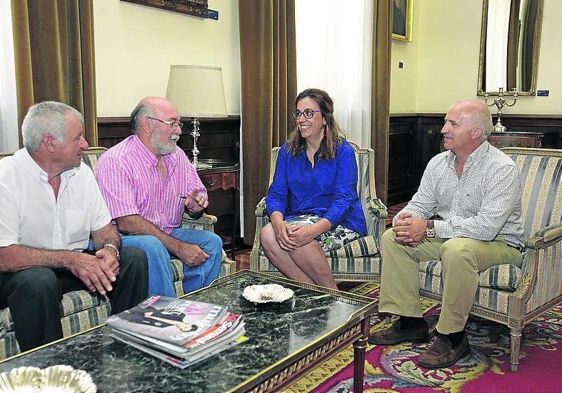 Ángeles Armisén, con los representantes de Ruesga y el diputado de la Montaña Palentina Urbano Alonso, a la derecha.