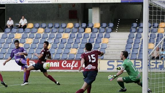 Óscar, consagrado asistente esta temporada, también intentó el gol, que no logró por muy poco el sábado en Pasarón..