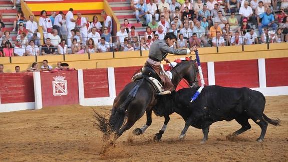 : Manuel Moreno durante la lidia del tercero de la tarde del segundo festejo de abono de la feria de Íscar 