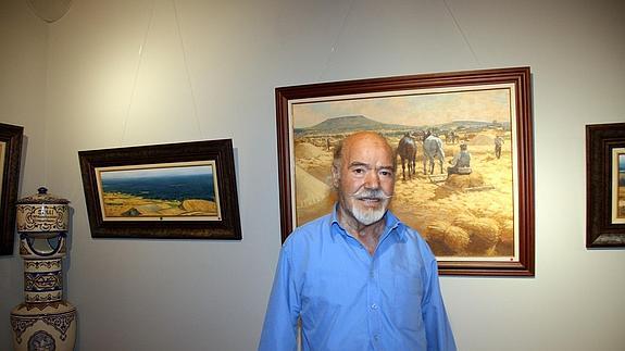 Florentino San Juan ‘Florines’, con algunos cuadros expuestos. 