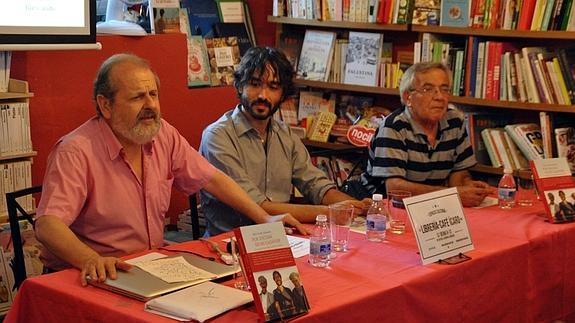 De izquierda a derecha, Ramón Mayrata, Mario Cuesta y Rifaat Atfé, en la mesa redonda celebrada en la librería-café Ícaro.