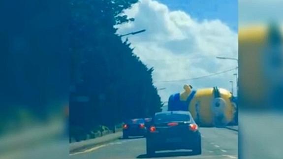 Imagen del Minion obstruyendo el tráfico.