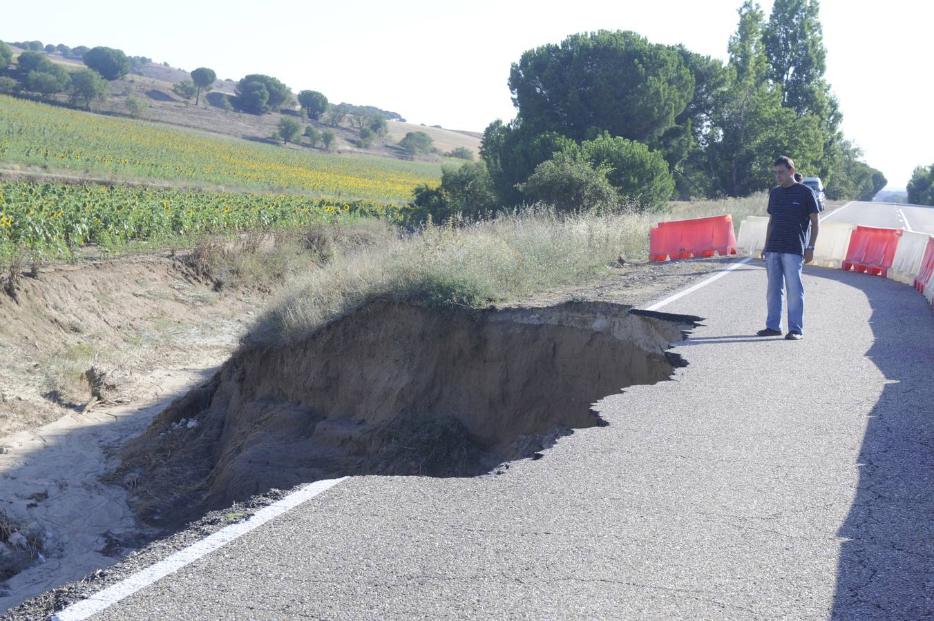 El alcalde muestra el socavón en la carretera que une el municipio con La Bóveda de Toro. 