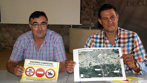 Los concejales de Festejos, Luis Senovilla (izquierda) y de Tráfico y Seguridad Vial, Marcos Rodríguez, muestran la señalización y el plano con el nuevo recorrido.M. R.