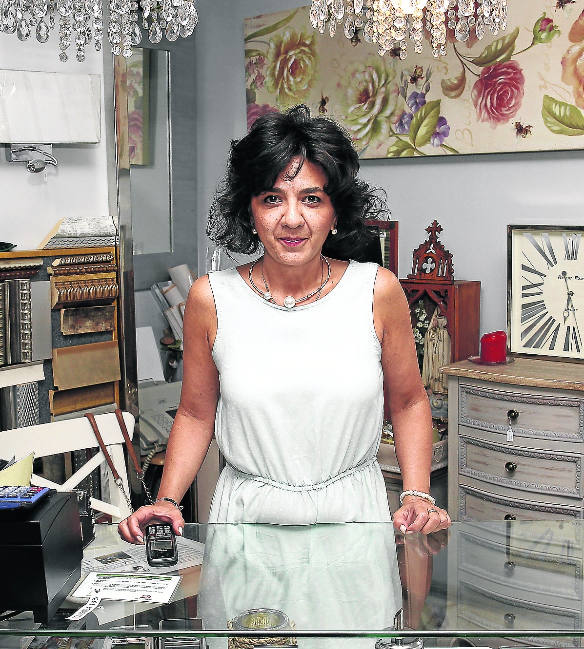 María José López Herrero, presidenta de Palencia Abierta, posa en Mayte Decoración.