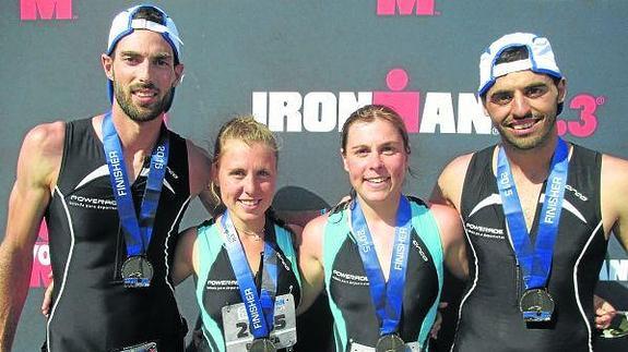 Antonio de Lucas (derecha), junto a sus tres compañeros tras la competición. 