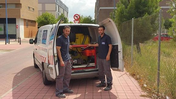 Dos poceros montan una empresa de desatascos