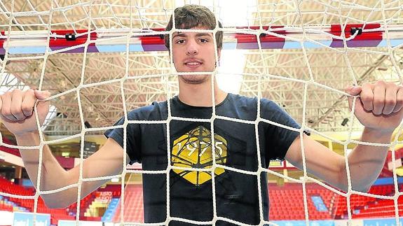 David Fernández posa en una de las porterías de Huerta del Rey poco antes de viajar a Rusia para el Mundial.