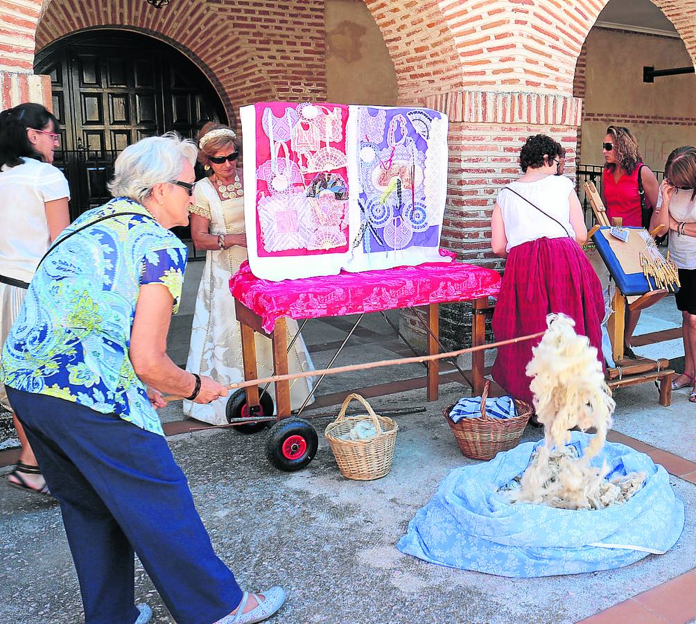 Una mujer trata la lana a la antigua usanza.