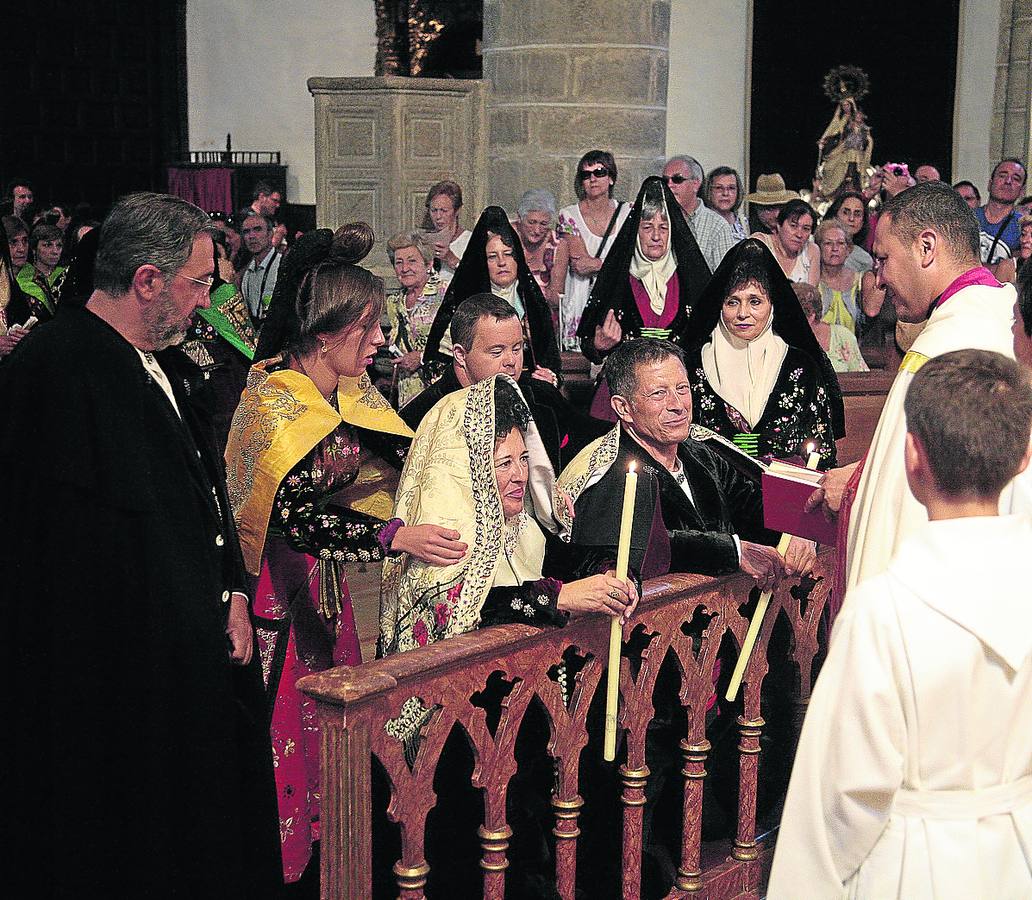 Pablo Hernández y Maribel Sánchez durante el rito de las velambres, en el interior de la iglesia.