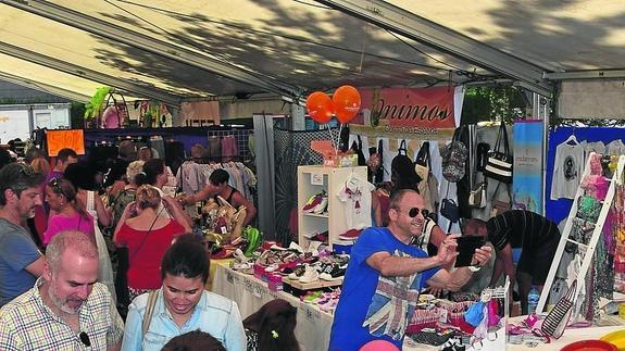 Los guardenses recorren los puestos de la Feria del Stock.