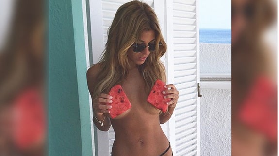 Oriana Marzoli tapa sus pechos con dos trozos de sandía. 