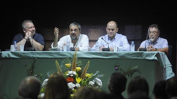 José Ignacio García, Carlos Aganzo (que se dirige al público), Javier Sáez y Pedro Martín. 