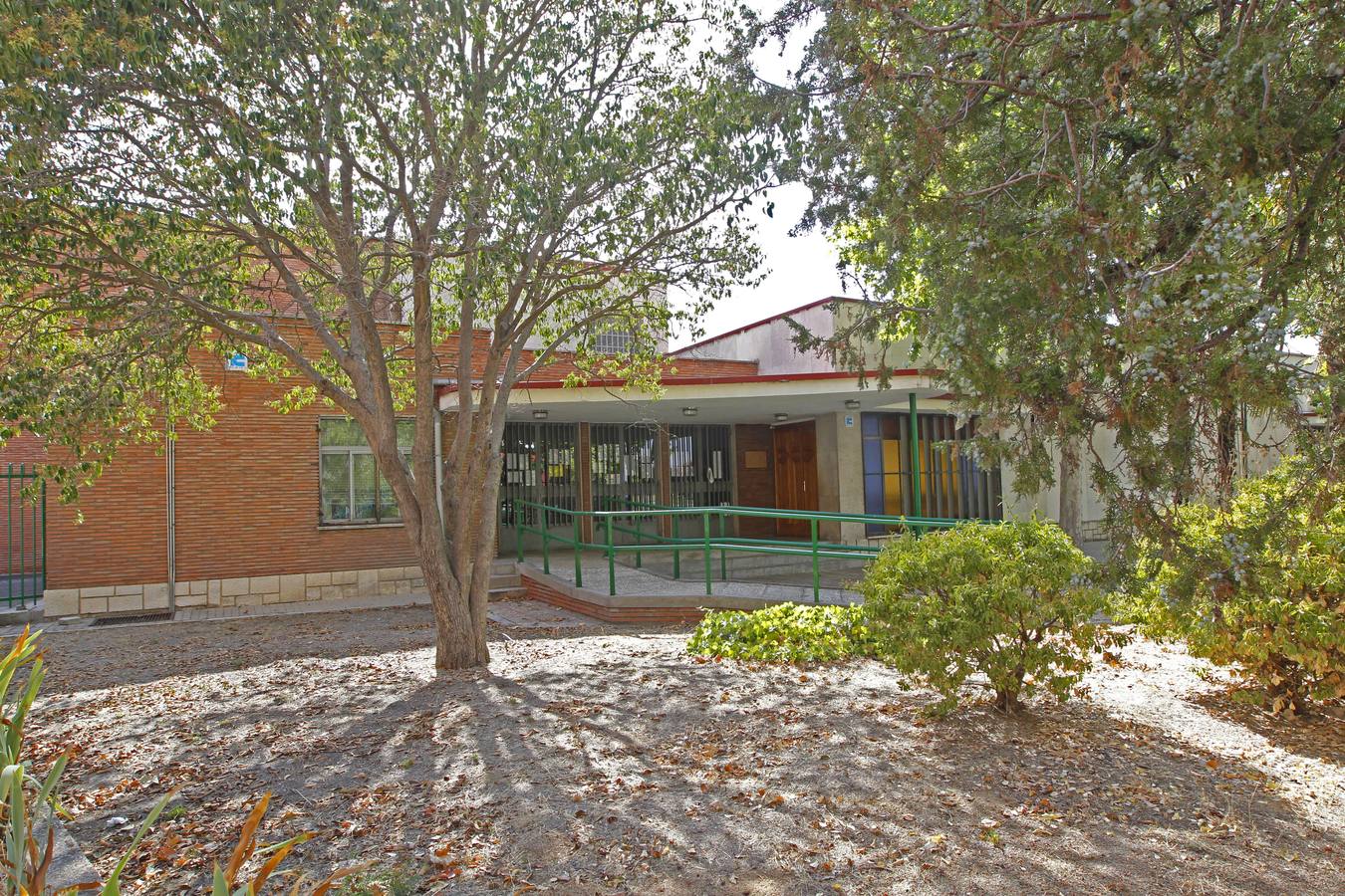 Exterior del colegio Miguel Íscar. A. Leonardo