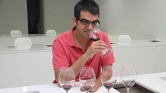 El sumiller Ferran Centelles en una de las catas 