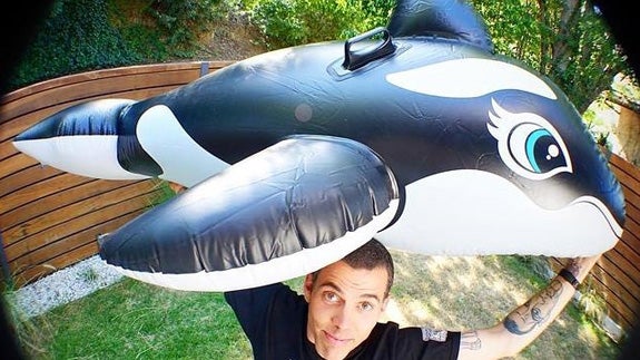 Steve-O, con la orca de plástico 'Shammy'. 