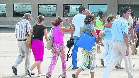Un grupo de pasajeros en el aeropuerto de Matacán. 