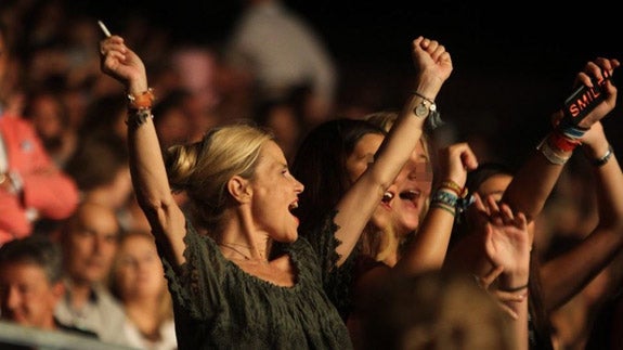 Eugenia Martínez de Irujo, en primer término, baila en el concierto de Enrique Iglesias. 