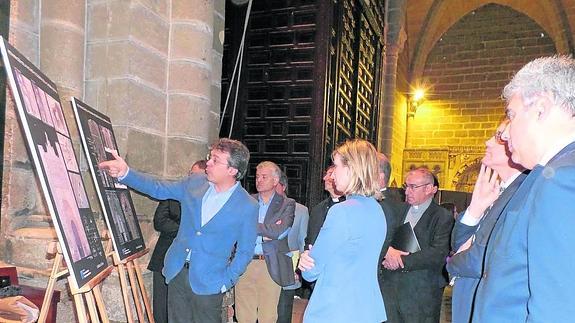 El arquitecto Joaquín García explica el proyecto de restauración de la catedral de Ávila a la exconsejera de Cultura, Alicia García.