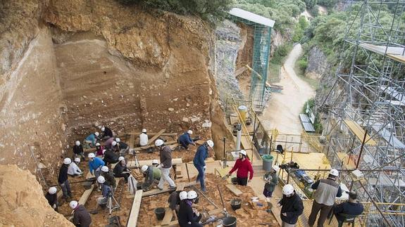 Investigadores excavan en el yacimiento de Atapuerca.