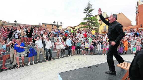 El popular Santi Ugalde, en un momento de 'La Conga'', en la Plaza Mayor de Villalón de Campos