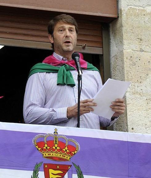 Carlos Suárez obsequia a Wamba con un pregón sentido y pegado a la tierra