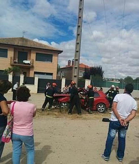 Los servicios de emergencia trabajan en el lugar del choque.