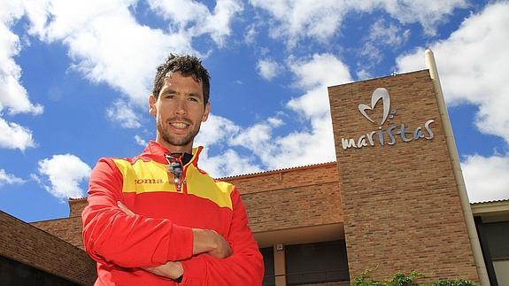 Javier Guerra, delante de la puerta principal del colegio Maristas, momentos antes de la entrevista. 