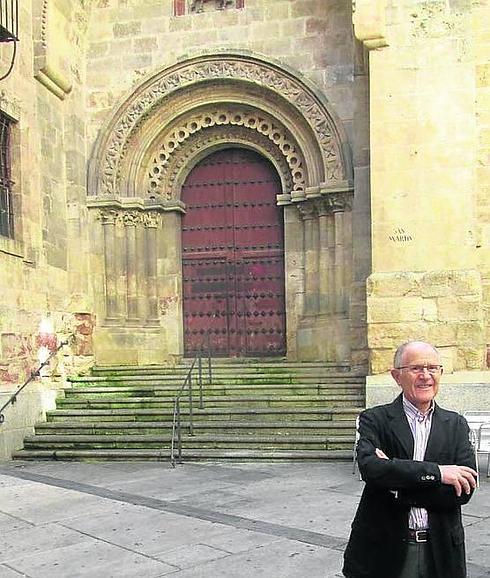 Jesús María Hernández, presidente de la Asociación Ciudadanos por la Defensa del Patrimonio, posa delante de Santa Martín de Tours.