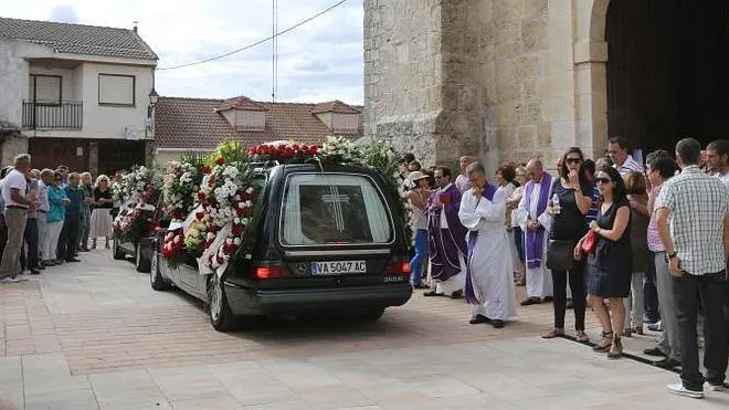 El coche fúnebre abandona el templo después del funeral. H. Sastre
