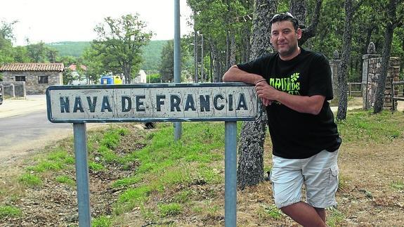 Marcelino Mateos Rodríguez, concejal de Festejos, junto al cartel indicador de su pueblo. 